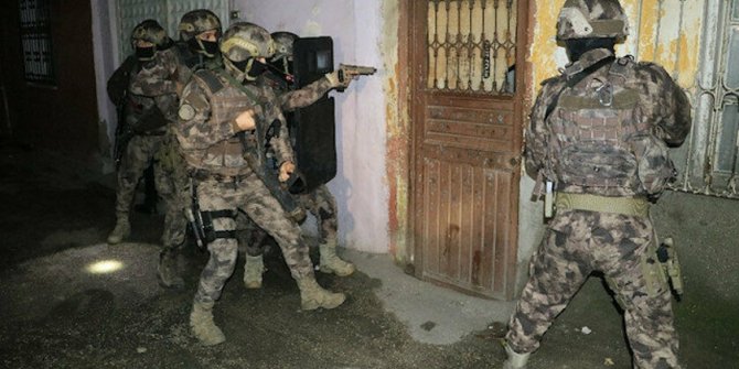 Adana'da 500 polisle uyuşturucu satıcılarına şafak baskını: 40 şüpheliye gözaltı kararı