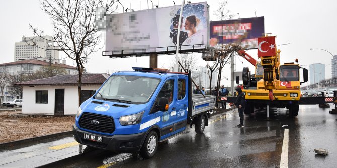 Büyükşehir Belediyesi izinsiz tabela ve totemleri kaldırıyor