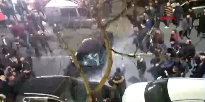 Sürücüyü mahallelinin elinden polis kurtardı