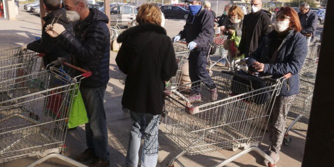 İtalya'da market önlerinde koronavirüs kuyruğu