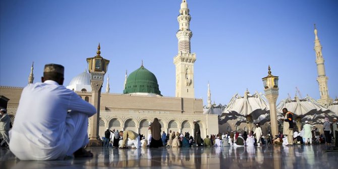 Suudi Arabistan Kovid-19 nedeniyle umre ziyaretlerini askıya aldı
