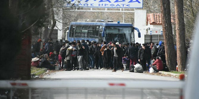Yunanistan sınırı otobüsle kapattı, giriş çıkışları durdurdu: Ses bombaları atılıyor