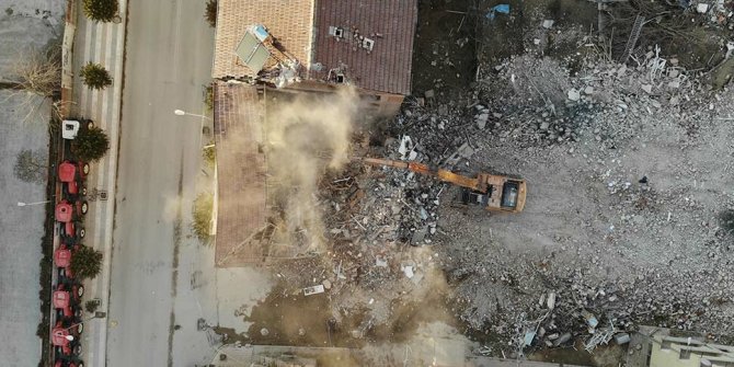 Elazığ'da ağır hasarlı bin 159 bina yıkıldı