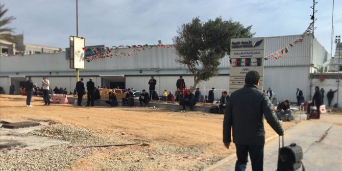 Hafter'e bağlı milislerin havaalanına attığı roketler 2 boş yolcu uçağına isabet etti