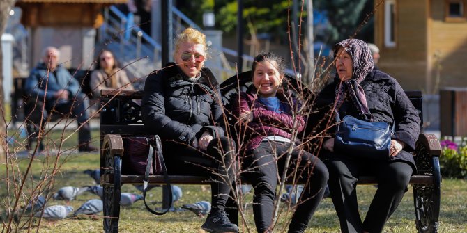 Havaların ısınmasıyla birlikte Yenimahalle’nin park ve bahçeleri çocukların akınına uğradı