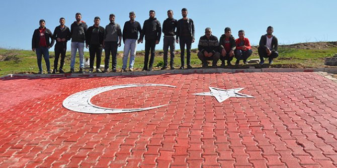 Parke taşından dev Türk bayrağı