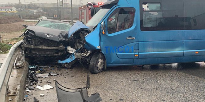 Sancaktepe'de otomobille minibüs çarpıştı: Yaralılar var