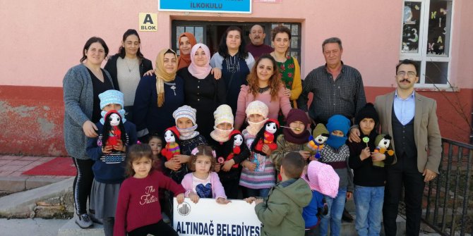 Altındağlı kadınlar çocuklara kendi elleriyle ördükleri atkı ve bereleri hediye ettiler