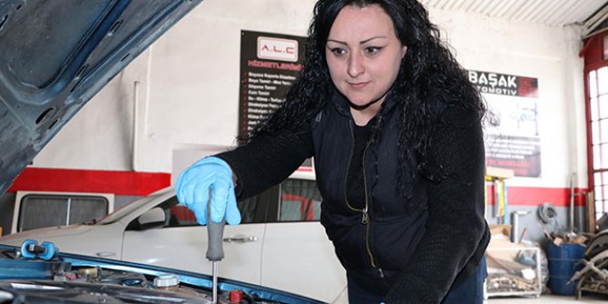 Senem, otomobillere merakı nedeniyle oto tamircisi oldu