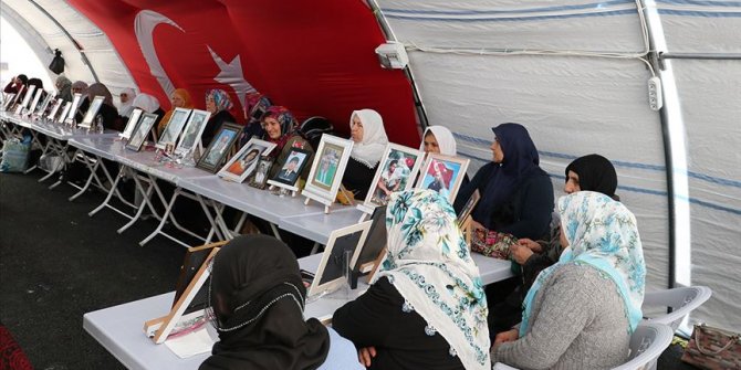 'Evlat nöbeti' tutan 2 aile daha çocuğuna kavuştu...