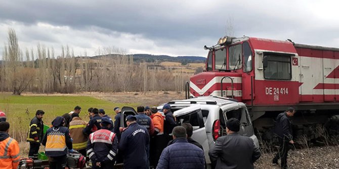 Tren, hemzemin geçitte araca çarptı: 2 ölü, 2 yaralı