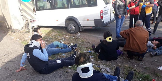 Şanlıurfa'da 2 işçi servisi çarpıştı: 18 yaralı