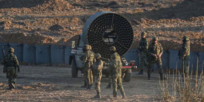 Yunanistan gaz bombalarının etkisini artırmak için 'fan' çalıştırıyor