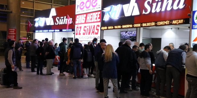 Tatil kararının ardından öğrenciler otobüs firmaları ve THY bürolarına akın etti