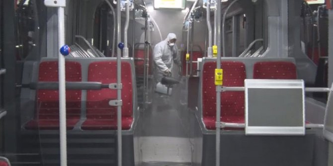 Metrobüslerde koronavirüse karşı dezenfekte uygulaması devam ediyor
