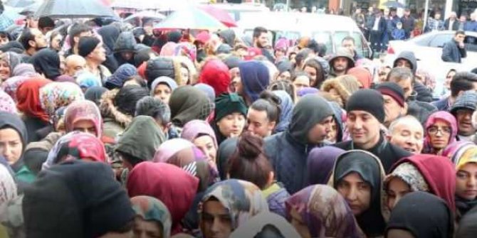 Koronavirüs uyarılarına rağmen mağaza açılışında izdiham dikkat çekti