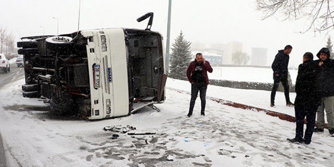 Kayseri'de işçi servisi devrildi:  21 yaralı