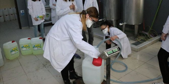 Meslek lisesi öğrencileri dezenfektan mesaisinde