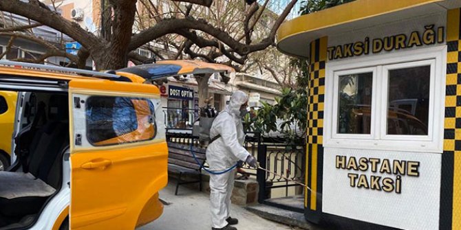 İzmir'de taksiler ve duraklar ilaçlanıyor