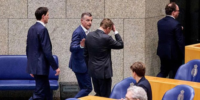 Hollanda Sağlık Bakanı koronavirüs oturumunda bayıldı