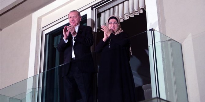 Cumhurbaşkanı Erdoğan ve eşi Emine Erdoğan sağlık personeline alkışlarla destek verdi