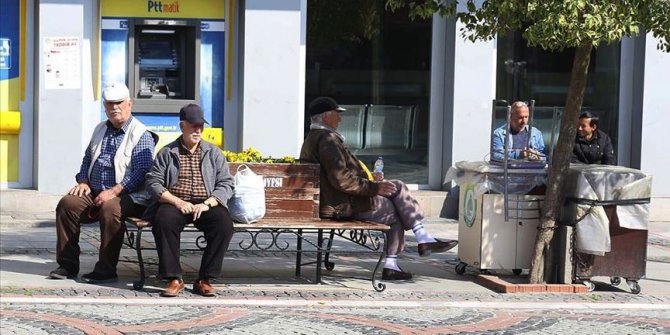 İçişleri Bakanlığınca, 65 yaş üzeri ve kronik rahatsızlığı olanlara yönelik sokağa çıkma kısıtlamasıyla ilgili istisnalar belirlendi