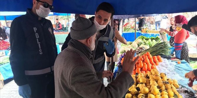 Ege'de sokağa çıkan 65 yaş üstü vatandaşlar uyarılarak evlerine gönderildi