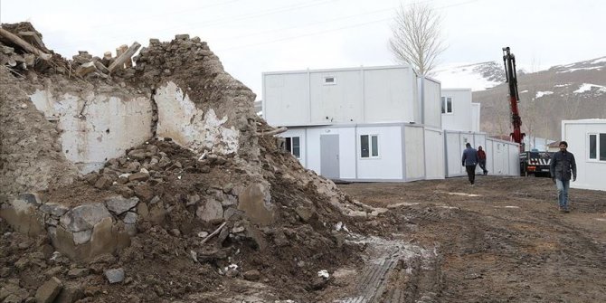 Depremzedeler için konteynerin kurulumuna başlandı