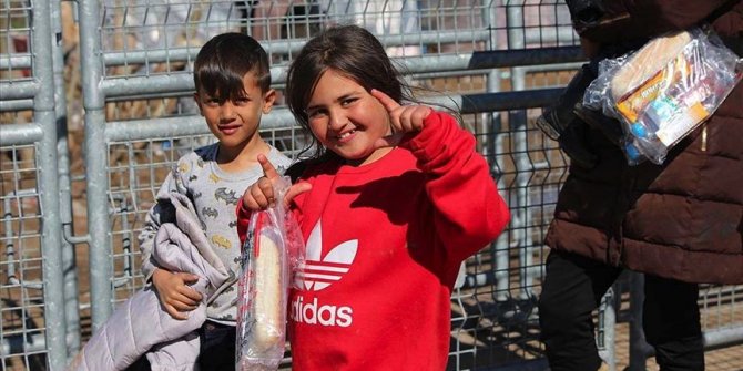 Sığınmacılar 27 gündür Yunanistan'ın kapıyı açmasını bekliyor