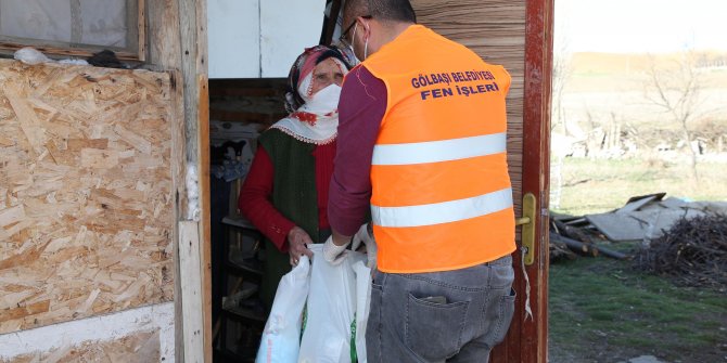 Gölbaşı Belediyesi ekipleri ilçedeki yaşlılara evde uygulamasını sürdürüyor