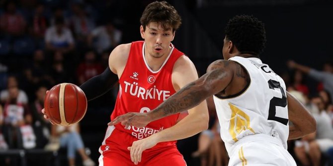 Cedi Osman'dan 'evde kal' çağrısına uyan 5 kişiye imzalı milli forma