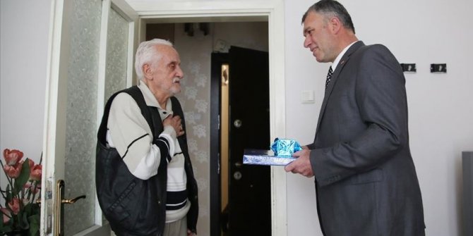 Polis kötü davrandığı yaşlı adamdan özür diledi