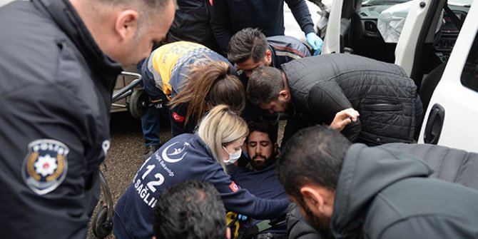 Caddede yarışırken sivil polis aracına çarptılar: Çok sayıda yaralı var