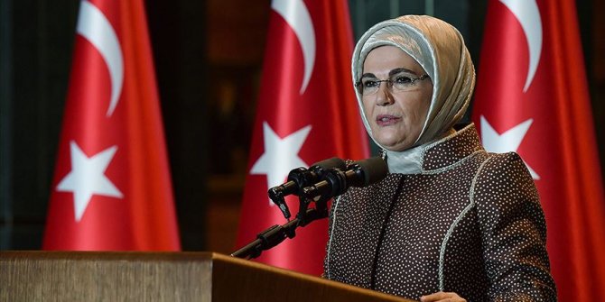 Emine Erdoğan'dan gençlere yaşlıları korumak için dayanışma çağrısı