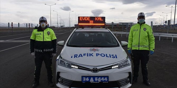 Polis araçlarının tepe lambalarında 'Evde kal' uyarısı