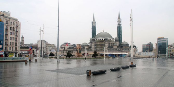 İstanbul'un meydanları boş kaldı