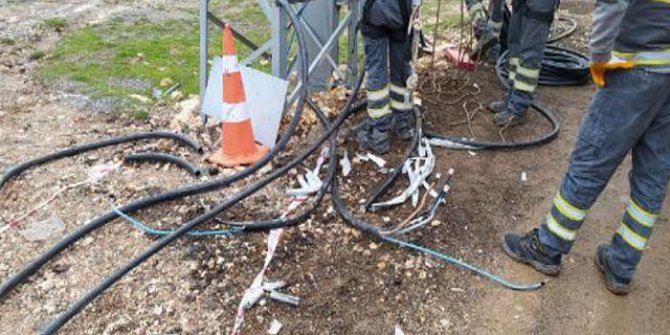 Trafo kabloları çalındı, evden çıkamayanlar elektriksiz kaldı
