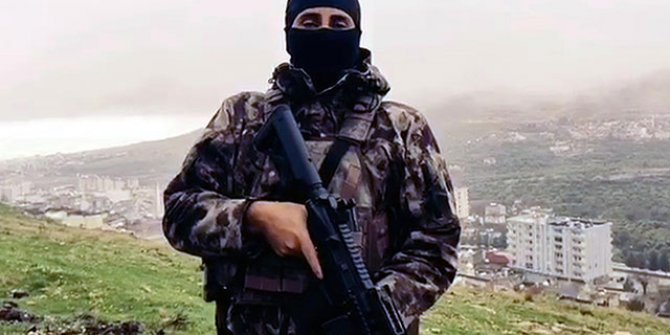Polislerden çocuklarıyla 'evde kal' mesajı 