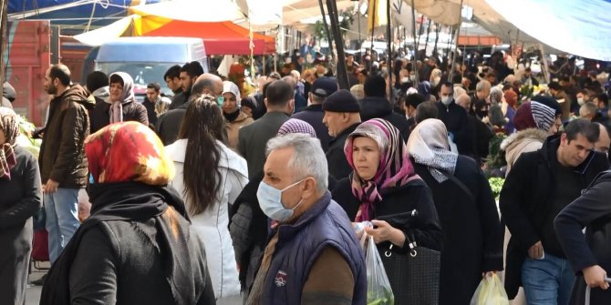 Sultangazi'de pazar alanlarında dikkat çeken kalabalık