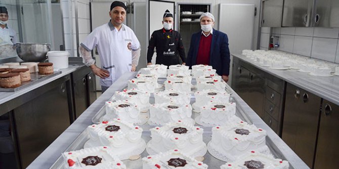 Sağlık çalışanlarına pasta jesti