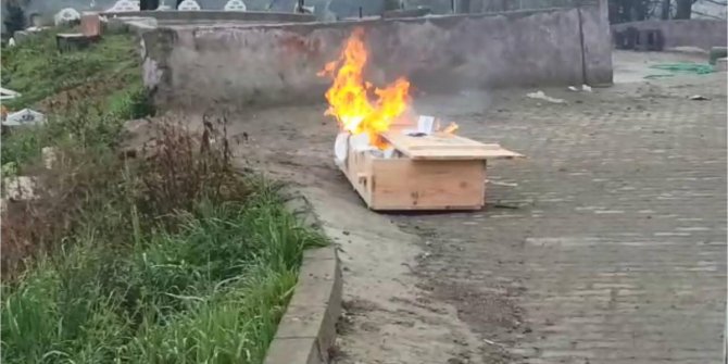 Cenazeden sonra tabutu yaktılar