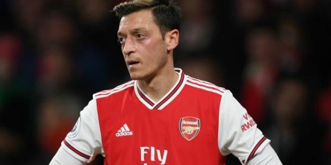 Mesut Özil'den evde kalanlara maç davetiyesi