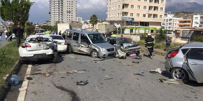 Hatay'da freni boşalan tır çok sayıda araca çarparak durabildi