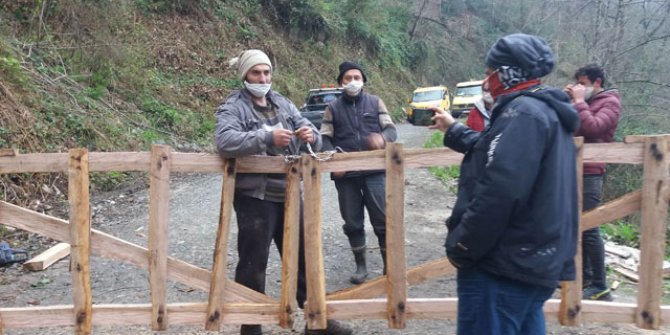 Koronavirüse karşı mahalle girişine kapı taktılar