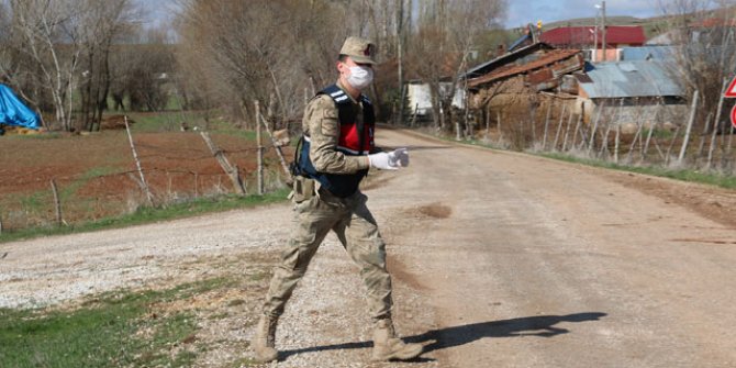 Karantina uygulanan köylerde ihtiyaçları, jandarma karşılıyor