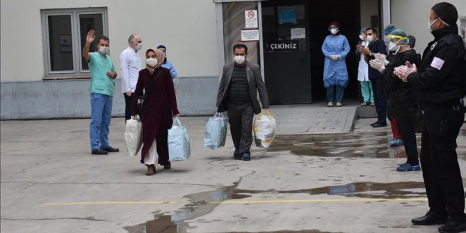 Alkışlar ile taburcu oldular: Kovid-19'u yendiler