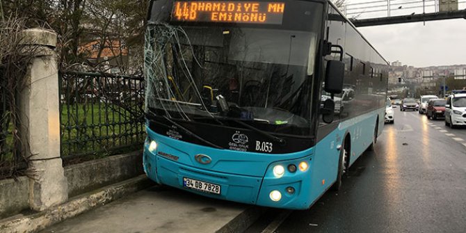 Kağıthane'de özel halk otobüsü kaldırıma çıktı