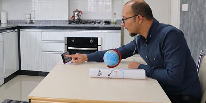 Öğrencileri için mutfağını stüdyoya çevirdi