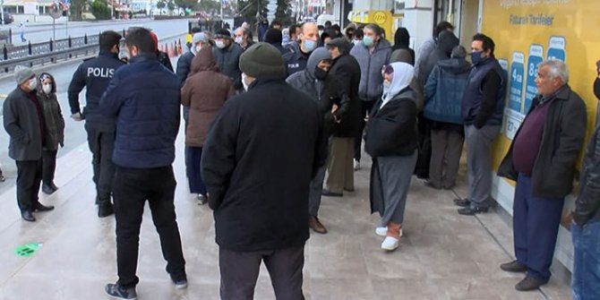PTT önünde sosyal mesafesiz kalabalığa polis engel oldu 