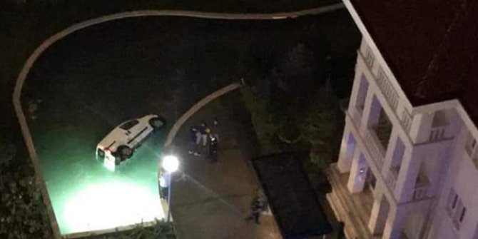 Aracını park etmeye çalışırken havuza düştü
